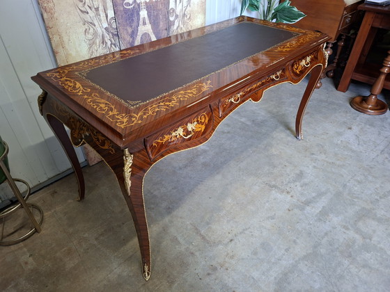 Image 1 of Klassieke rozenfineer bureau met marqueterie, bruin leder ingelegd blad, 3 lades en messing beslag, afm. 158x71cm en 81cm hoog.