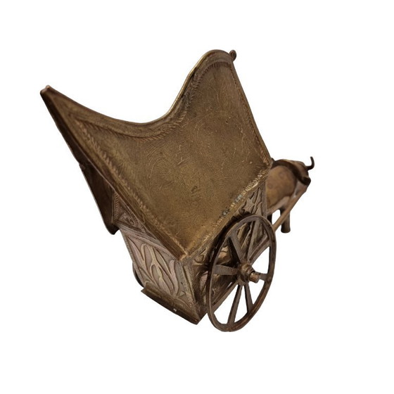 Image 1 of Toro de bronce antiguo con carro