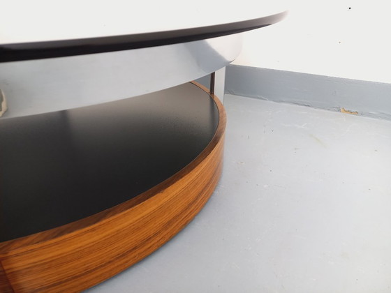 Image 1 of Vintage Italiaanse ronde salontafel uit de jaren 60/70, gemaakt van gebogen palissanderhout, verchroomd metaal en gerookt glas.