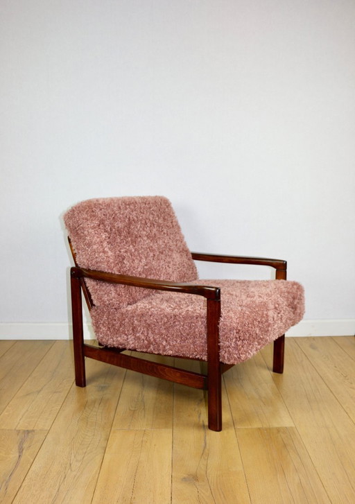Sillón vintage de madera marrón con pelo largo rosa, proyecto de Z. Bączyk - 2 unidades disponibles