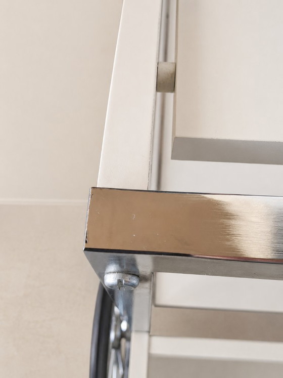 Image 1 of Carrello bar/di servizio vintage anni '70 in stile Bauhaus / cromato e bianco / portabottiglie / grandi ruote a raggi