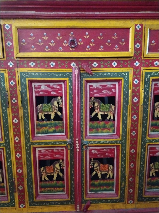 Image 1 of handgeschilderd dressoir uit India, waarschijnlijk gemaakt van mangohout, met traditionele motieven en paardenafbeeldingen
