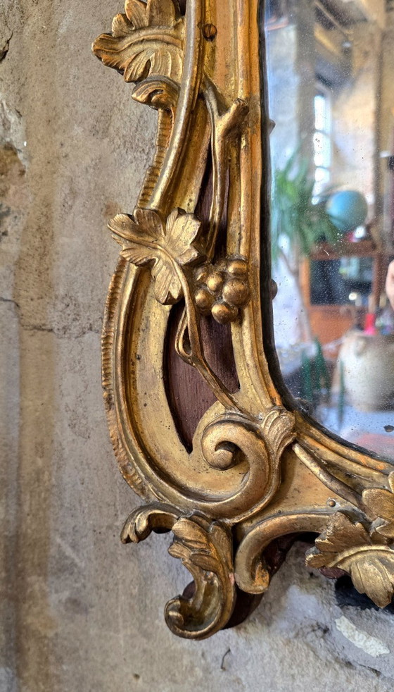 Image 1 of Specchio in legno dorato e stucco del XVIII secolo in stile Luigi XV