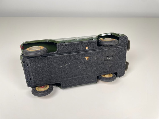 Image 1 of Coppia di Jeep giocattolo d'epoca, una macchina aperta degli anni '60 e una Jeep militare in metallo degli anni '40