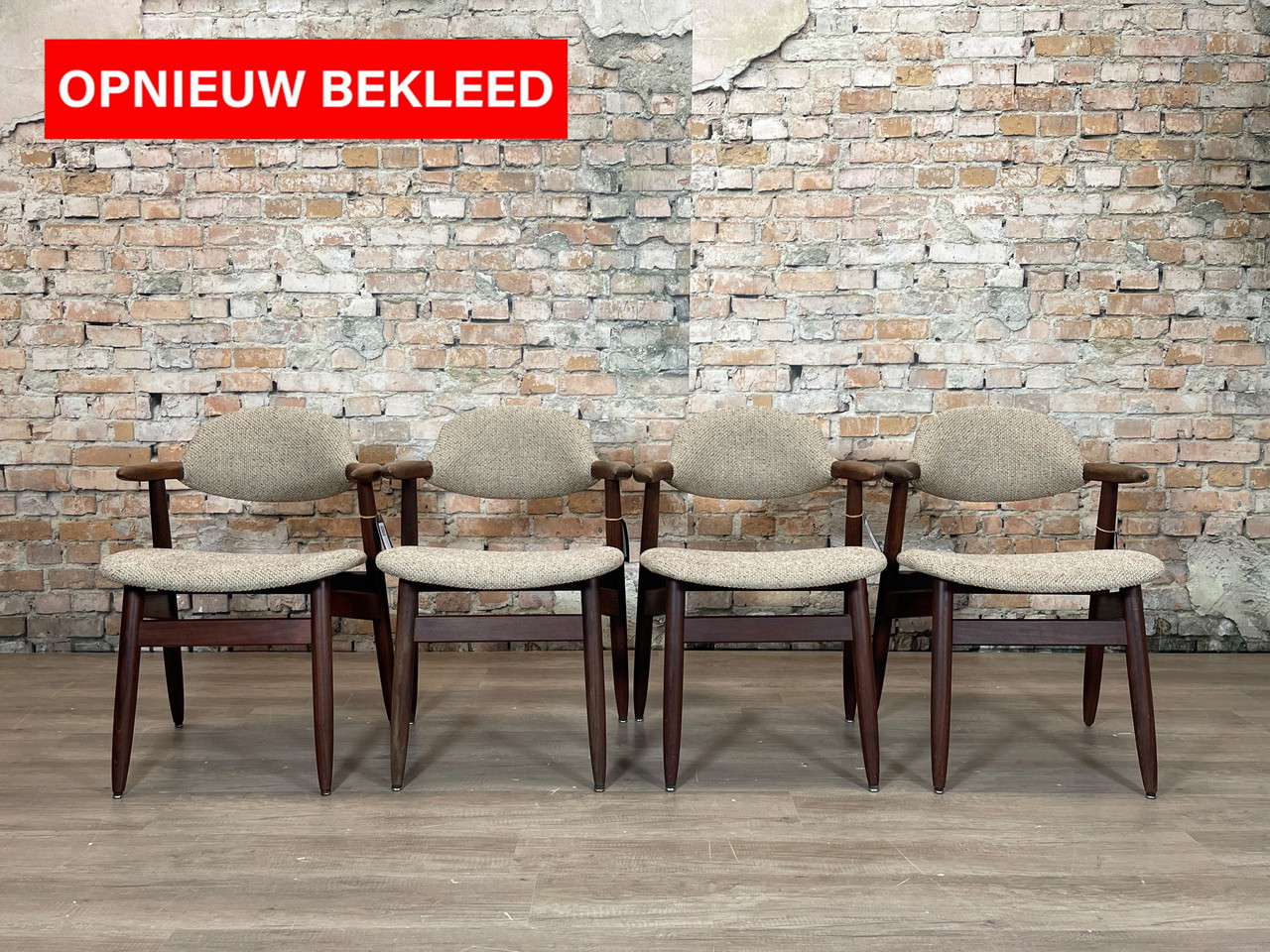 Hulmefa Cowhorn Chair Set