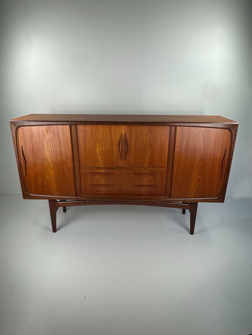 Deens Mid-Century Teak Dressoir – Uitzonderlijk vakmanschap en gebeeldhouwde elegantie