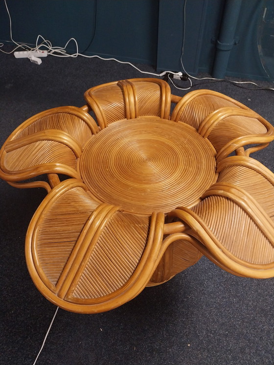 Image 1 of 1 x 1970's Italiaanse pencil reed / rotan eettafel met glazen blad 120cm  