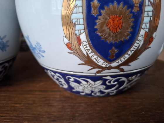 Set de 2 grandes macetas decorativas de porcelana Wong Lee con escudo de Versalles como decoración, pintadas (photo 7 of 15)