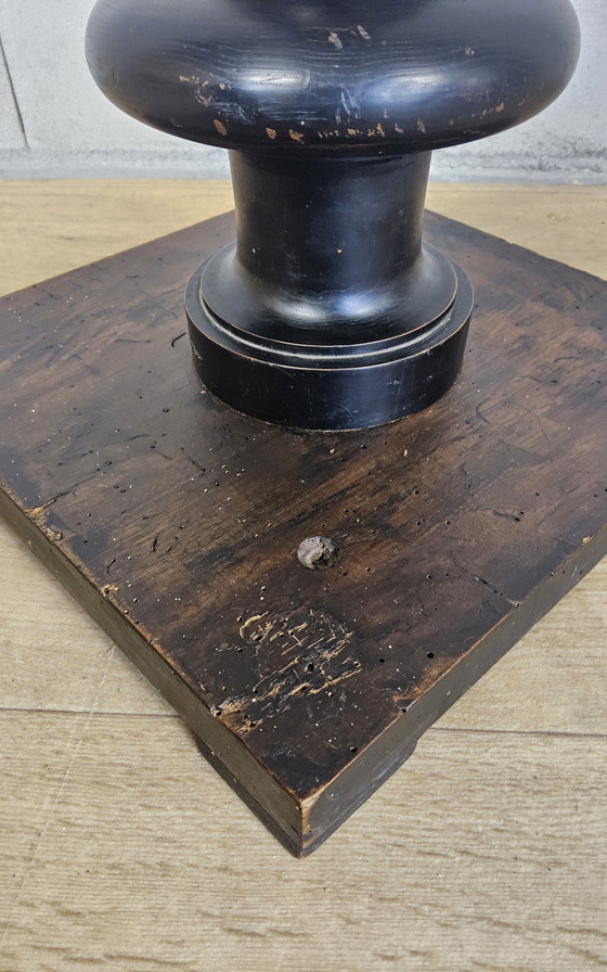 Image 1 of Antieke donkeren houten plantenstandaard / sokkel  / piedestal / pilaar / zuil