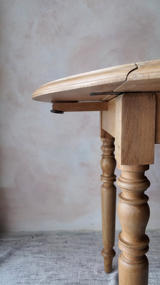 Image 1 of Mesa pequeña redonda plegable de madera de haya: encanto rústico.