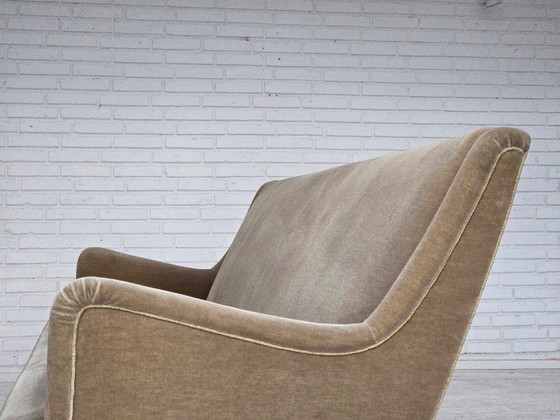 Image 1 of Divano danese a 4 posti, anni '60, in velluto verde chiaro originale.