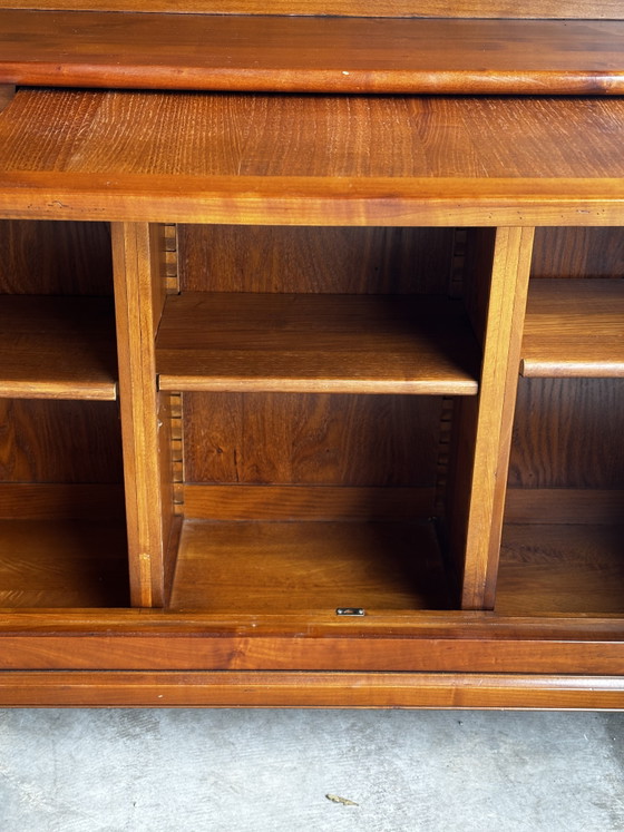 Image 1 of Libreria in legno massello di ciliegio con piano di scrittura scorrevole - manifattura del XX secolo