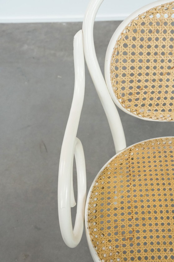 Image 1 of Sedia da bistrot bianca vintage con braccioli in stile Thonet