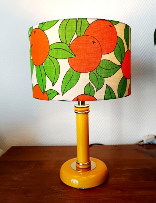 Gelbe Keramiklampe und orangefarbene Vintage-Lampenschirme