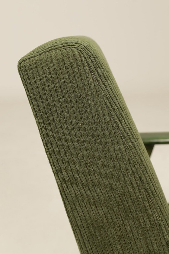 Image 1 of Vintage loungestoel van olijfgroen corduroy, groen hout, mid-century design, 1960.