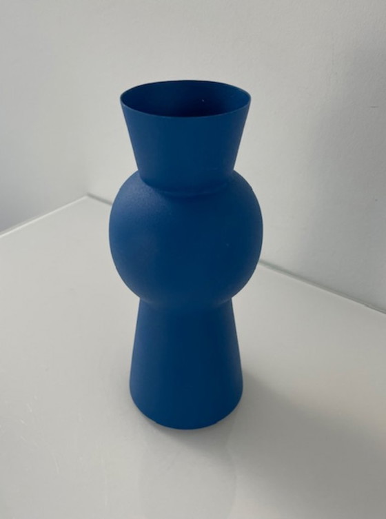 Image 1 of Jarrón de diseño moderno azul fabricado en aluminio con recubrimiento en polvo.