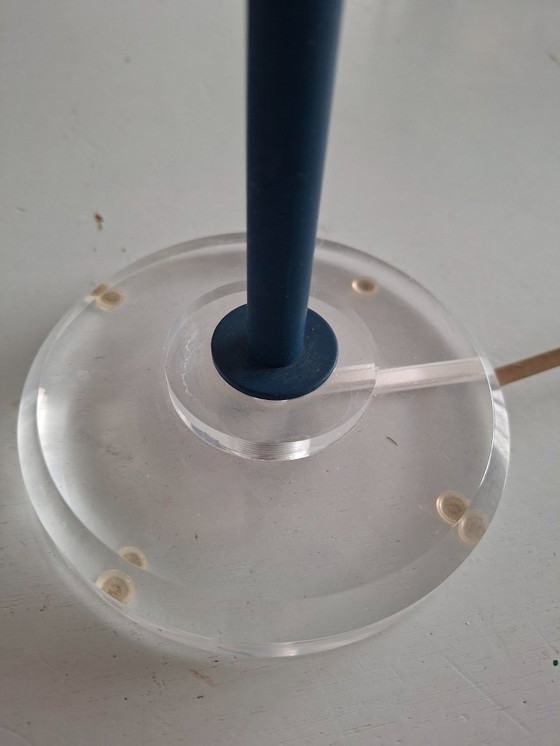 Image 1 of Lampe de table au design vintage avec base en plexiglas – métal bleu – style années 80/90