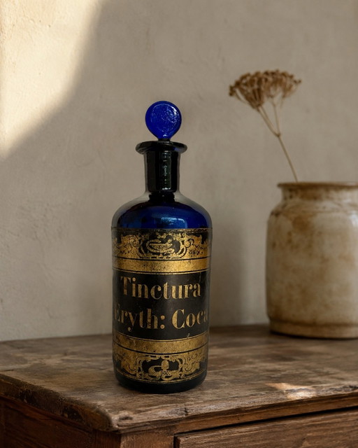 Antike kobaltblaue Apothekerflasche „Tinctura Erythr: Coca“ – decoratieve objecten, Glass, Paper