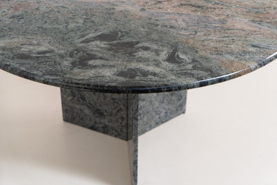 Striking dining table in solid Juparana Granite (Italy, 1970s). – Stone, Vintage (photo 8 of 15)