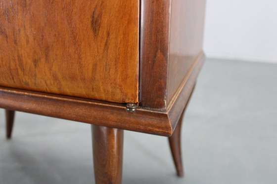 Image 1 of Pareja de mesillas de noche italianas de mediados de siglo en nogal con tapa de cristal, años 50