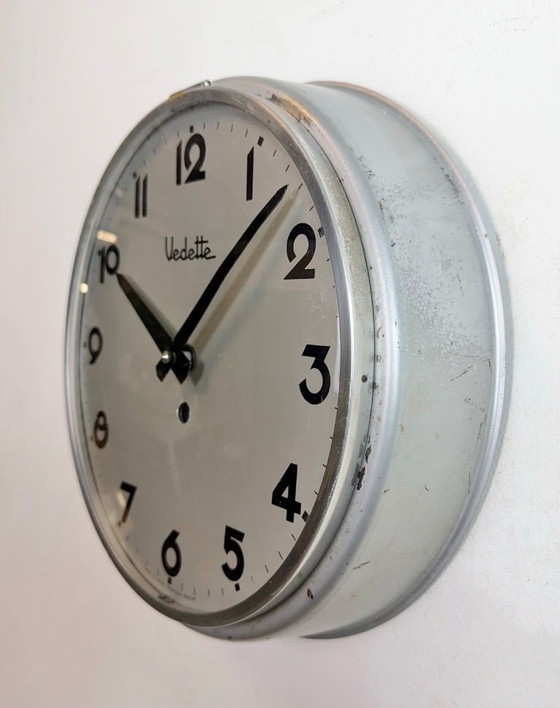 Image 1 of Reloj de pared industrial francés gris de Vedette, años 50