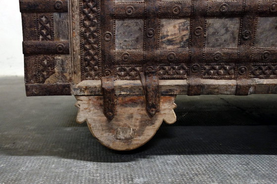Image 1 of Antike Hochzeitstruhe aus Holz und Eisen, Indien, 19. Jahrhundert