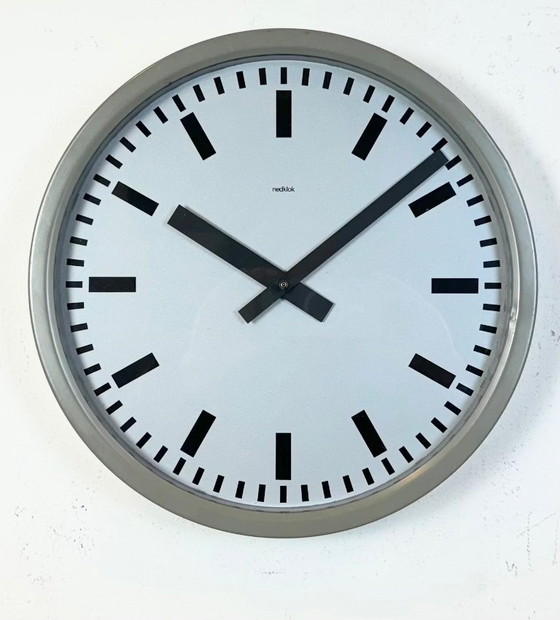 Image 1 of Grijze industriële stationswandklok van Nedklok, 1960