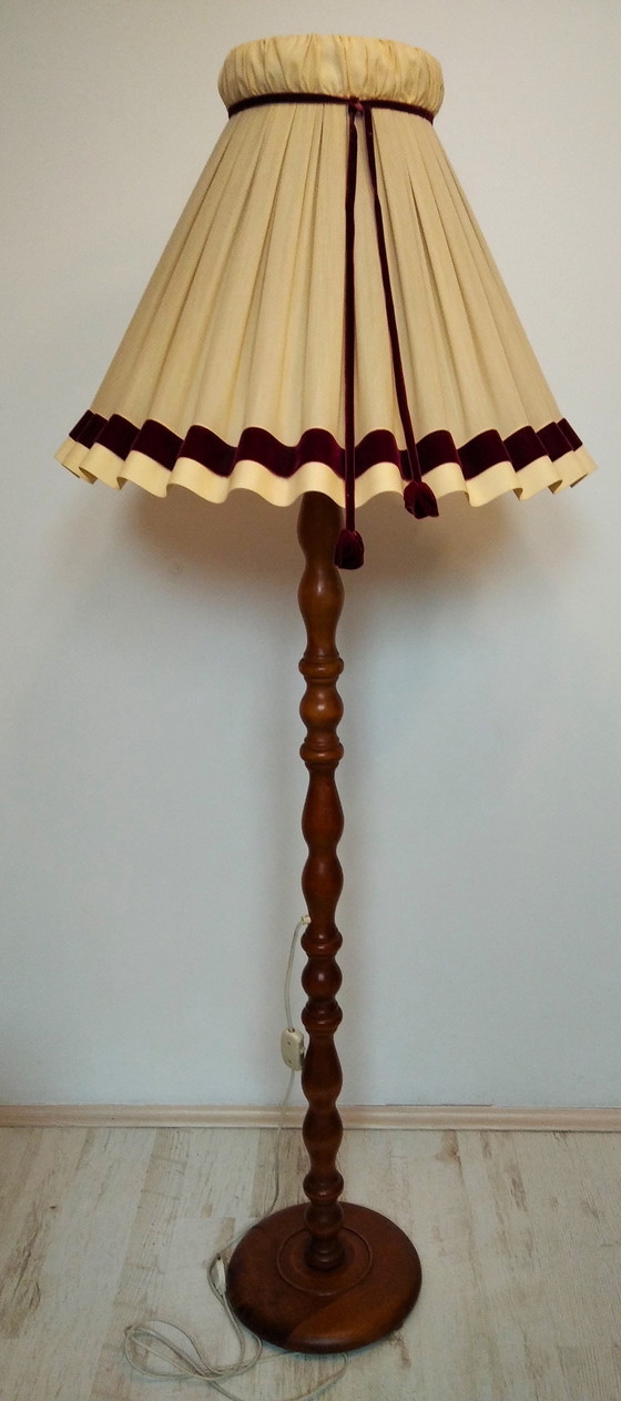 Image 1 of Lampadaire vintage en bois moyen avec son abat-jour d'origine, 1970's