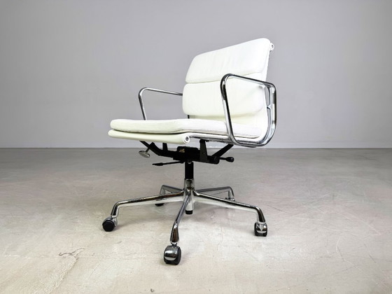 Image 1 of Original Vitra EA 217 Bürostuhl Charles Eames leder weiß Chefsessel