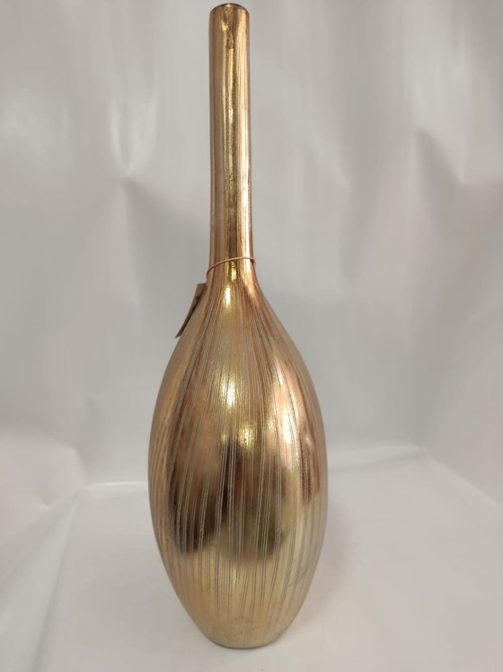 Image 1 of Elegante oggetto decorativo in oro dal design scultoreo moderno.