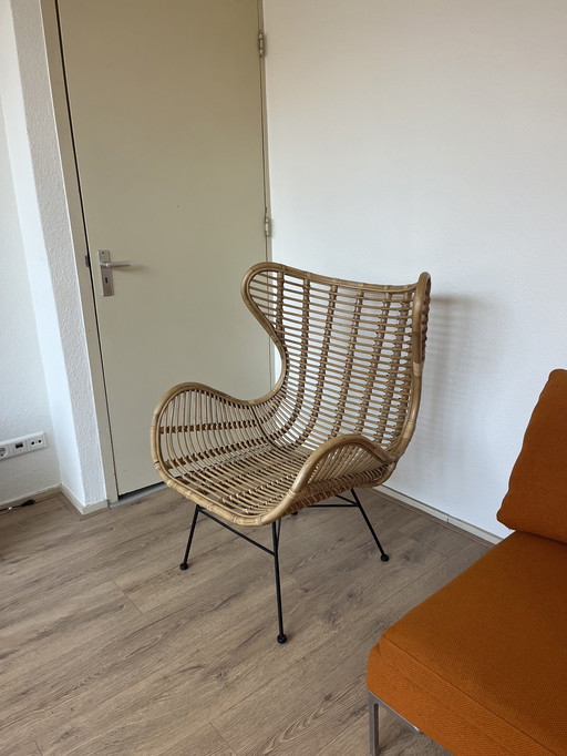 Sillón de ratán con estructura de metal