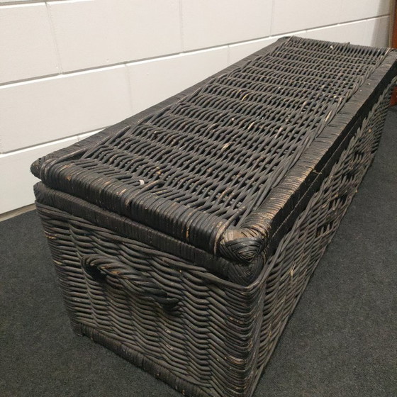 Image 1 of Brede en grote vintage/retro rieten/rotan opbergmand (1.2 meter breed)