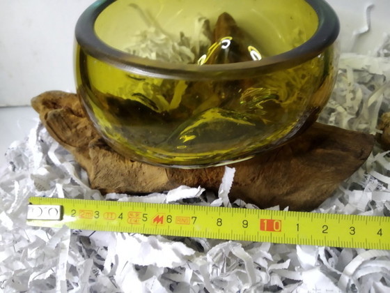 Image 1 of 2 glazen containers vastgesmolten op Gamal-hout