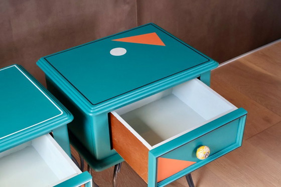 Image 1 of Memphis Twins – comodini postmoderni nei colori verde acqua e arancione toscano.