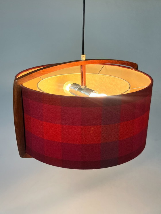 Image 1 of Lampada a sospensione vintage in teak con paralume a quadri rossi, Scandinavia anni '60
