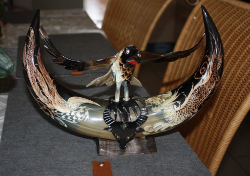 Hand-carved falcon/eagle sculpture - buffalo horn - 23 × 28 cm - with dragon motif - unique piece