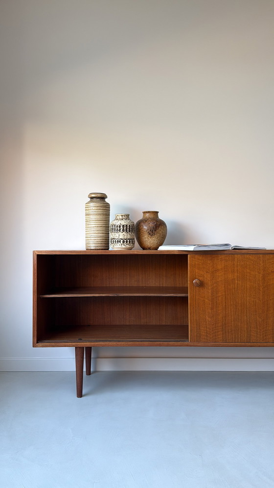Image 1 of Buffet vintage en bois avec portes coulissantes