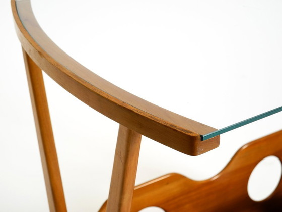 Image 1 of Preciosa mesa auxiliar moderna de mediados de siglo con revistero, fabricada en madera de fresno y cristal.