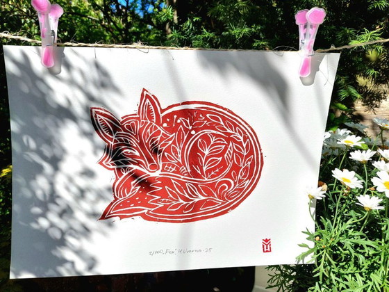 Image 1 of Slapende vos Linosnede Print: Terracotta dieren in het wild, A3