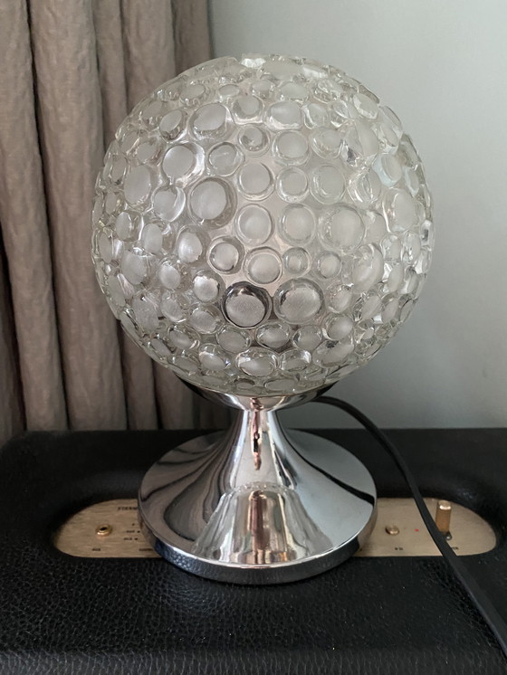 Image 1 of Hermosa lámpara de mesa de estilo espacial con bola de burbuja de vidrio y base cromada.