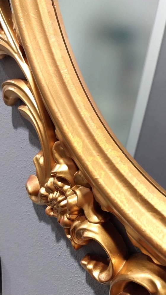 Image 1 of Verkaufe einen eleganten Wandspiegel im Barock/Rokoko-Stil, mit reich verziertem ovalen Rahmen und Goldfinish.