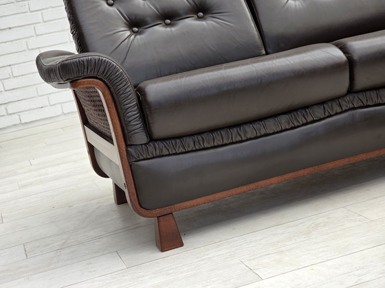 Image 1 of Sofá escandinavo de tres plazas de los años 70, tapizado en cuero, patas de teca y madera curvada.