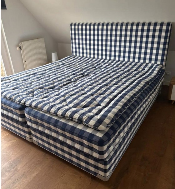 Image 1 of Lit à sommier tapissier de luxe Hästens 2000T 210x220, avec tête de lit et surmatelas. Prix neuf : environ 45 000 €.