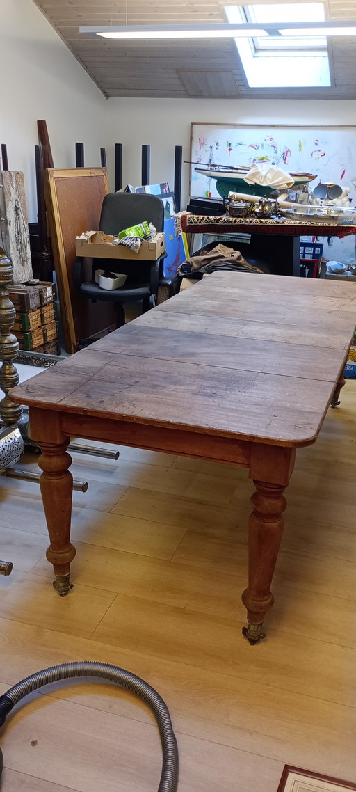 Tavolo notarile inglese in mogano del XIX secolo con gambe regolabili.