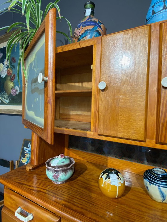 Credenza Doppia Vintage Art Déco / Popolare in Legno Chiaro – Ante in Vetro Inciso e Ampia Capacità (photo 4 of 9)