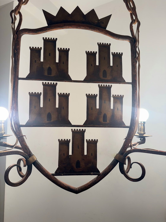 Image 1 of Middeleeuwse smeedijzeren kroonluchter in heraldische stijl