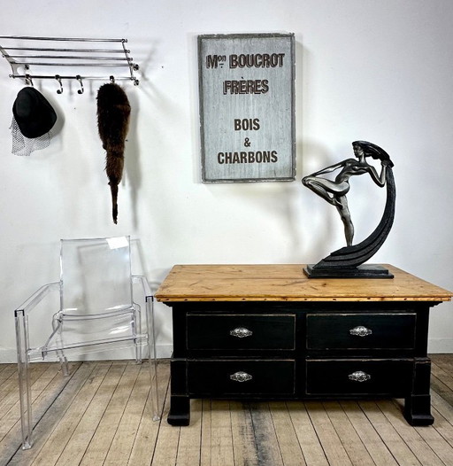 Lage ladekast van vurenhout met een donkergrijze patina, begin 20e eeuw