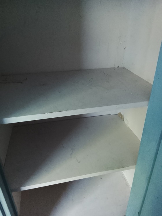 Image 1 of Massief houten landelijke vitrinekast / dressoir – grijsgroen