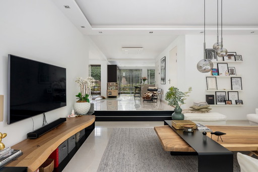 PW Interiors – wunderschöner TV-Schrank aus Holz und Metall