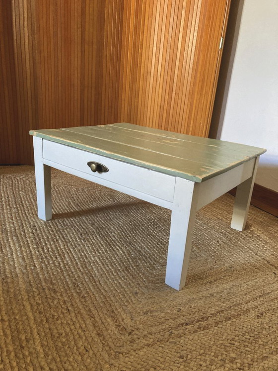 Image 1 of Table basse en bois massif avec tiroir